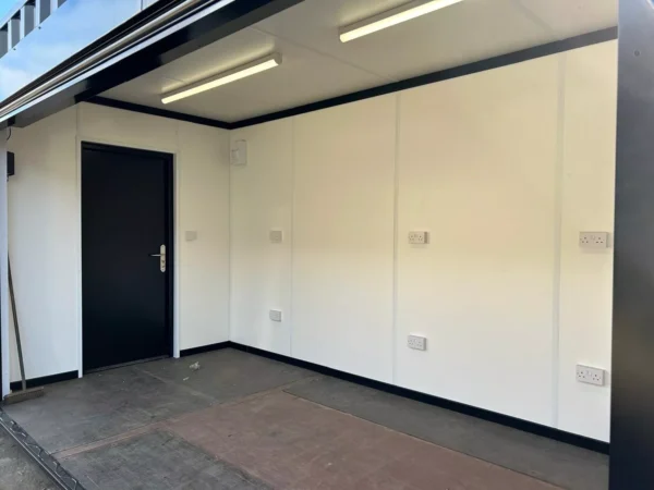 Heavy-duty roller shutter storage container 16ft